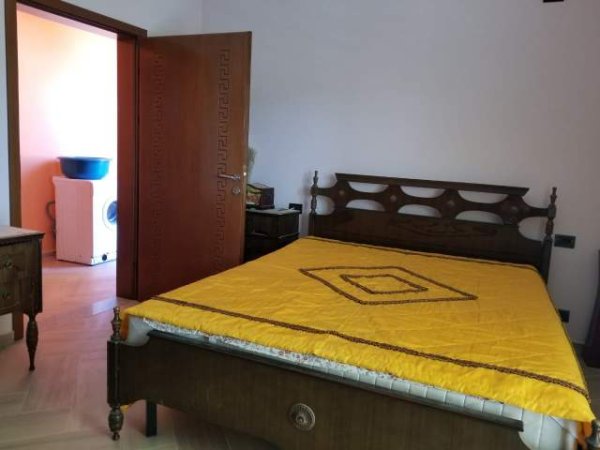 Elbasan, jepet me qera Vile 280 m² 50.000 Leke