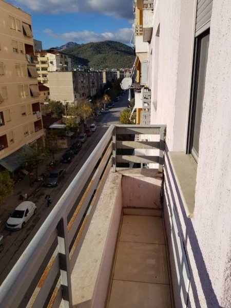 Elbasan, jepet me qera 90 m² 250 Euro