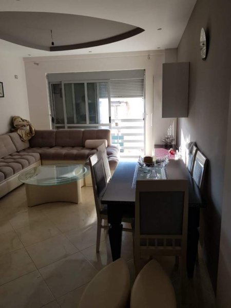 Elbasan, jepet me qera 90 m² 250 Euro