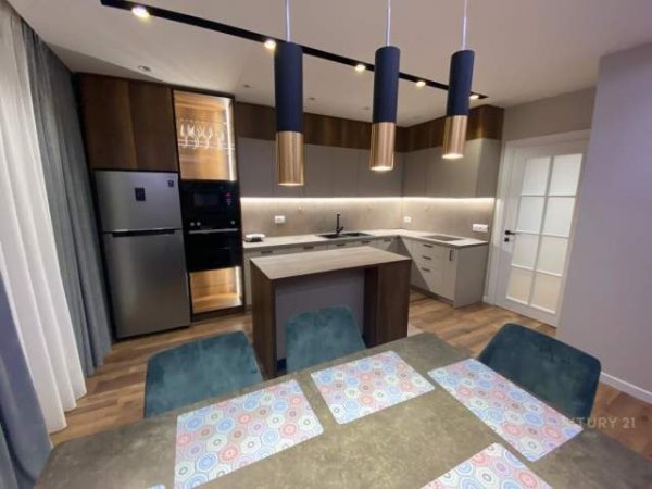 Tirane, jepet me qera apartament 2+1 Kati 8, 112 m² 750 Euro (fusha e aviacionit)