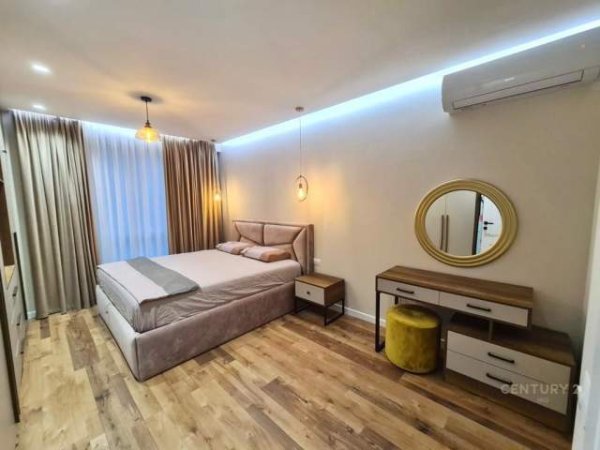Tirane, jepet me qera apartament 2+1 Kati 8, 112 m² 750 Euro (fusha e aviacionit)