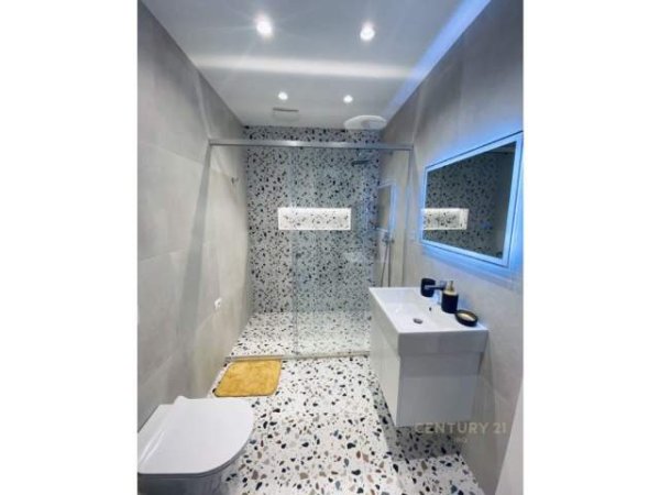 Tirane, jepet me qera apartament 2+1 Kati 8, 112 m² 750 Euro (fusha e aviacionit)