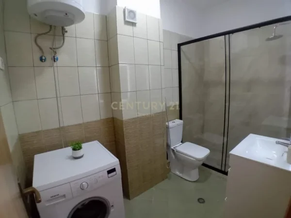 Jepet me Qira Apartament 2+1 prane Selvise !!, 650 euro