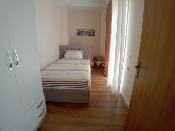 Jepet me Qira Apartament 2+1 prane Selvise !!, 650 euro