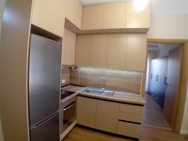 Jepet me Qira Apartament 2+1 prane Selvise !!, 650 euro