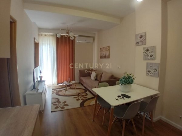 Jepet me Qira Apartament 2+1 prane Selvise !!, 650 euro