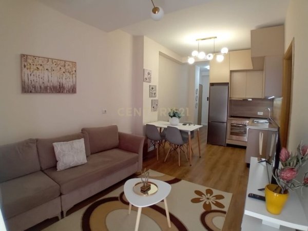 Jepet me Qira Apartament 2+1 prane Selvise !!, 650 euro