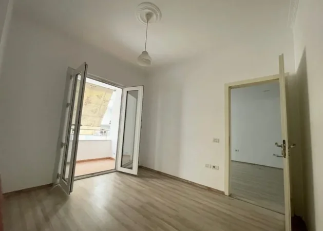 JEPET ME QERA APARTAMENT 2+1 370 EURO ASTIR