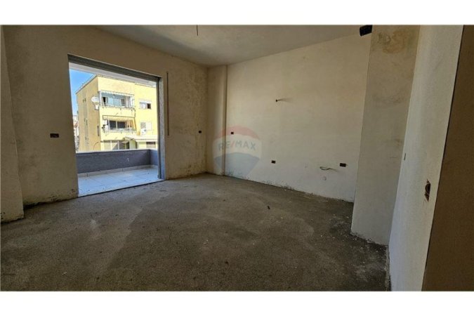 Shitet apartament 1+1 te Pazari i Ri!