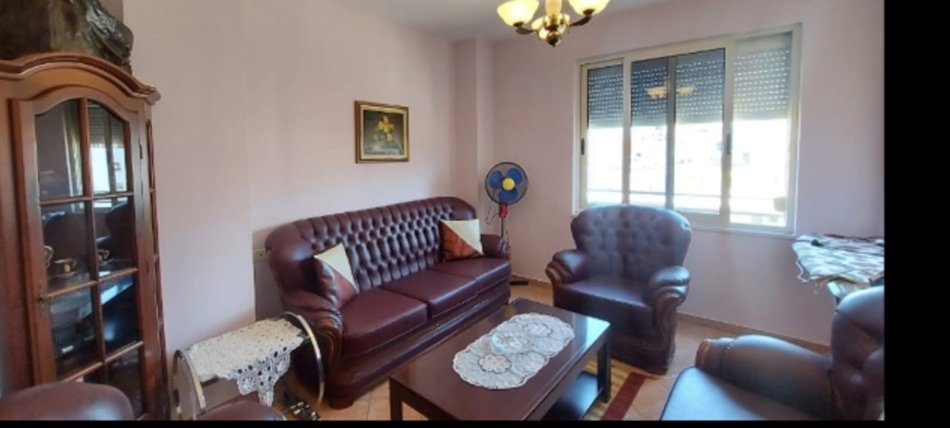 Apartament për qira Shkolla e Baletit - 3+2+1 + Garazh