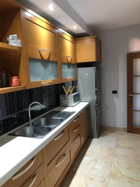 JEPET APARTAMENT 3+1+2 ME QERA TEK RRUGA MYSLYM SHYRI 1.300 EURO