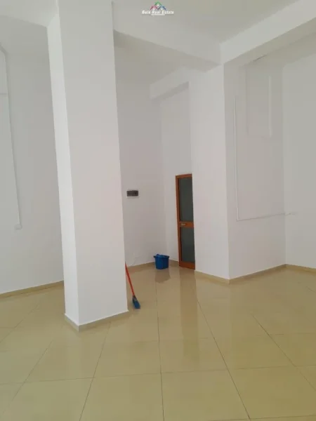 Dyqan Me Qera Prane Gjimnazit Petronini (ID BD21514) Tirane.