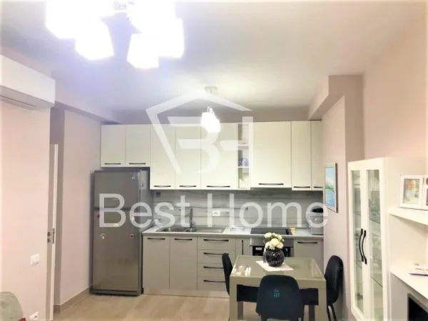 Apartament 2+1 Me Qera, 21 Dhjetori, Prane Hotel Mondial, Tirane.