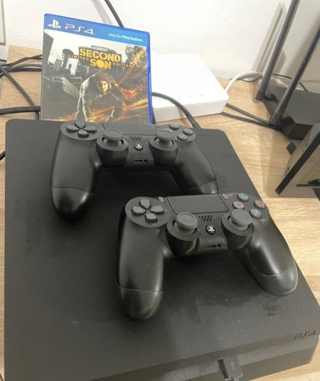 Shitet PS4 me dy leva origjinale