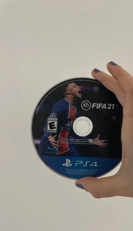 Shitet PS4 me dy leva origjinale