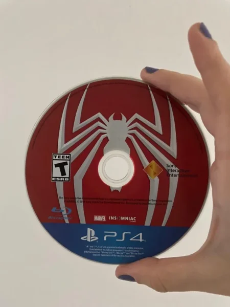 Shitet PS4 me dy leva origjinale