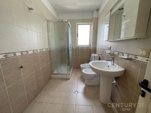 Jepet me qira apartament 2+1+2 tek Materniteti i Ri