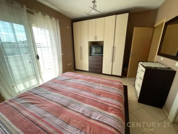 Jepet me qira apartament 2+1+2 tek Materniteti i Ri