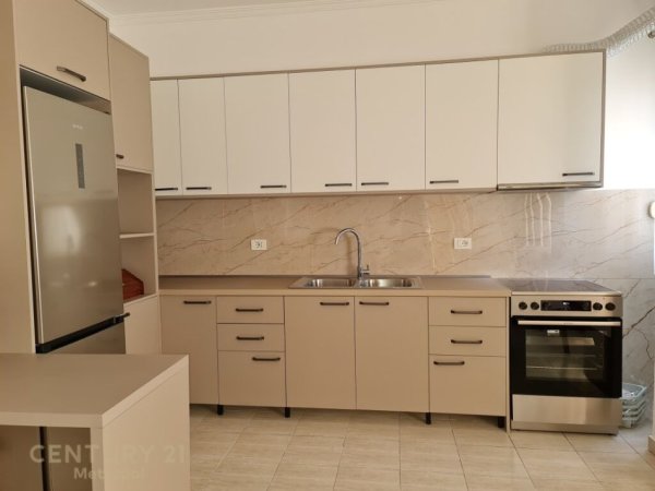 Japim me Qira apartament 2+1+2 rruga 5 Maji!