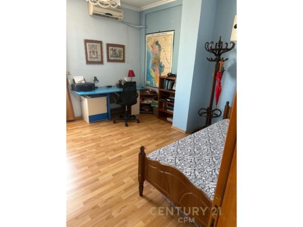 TEK KOMUNA PARISIT, APARTAMENT 2+1 DHE VERANDA ME QERA !, 650euro