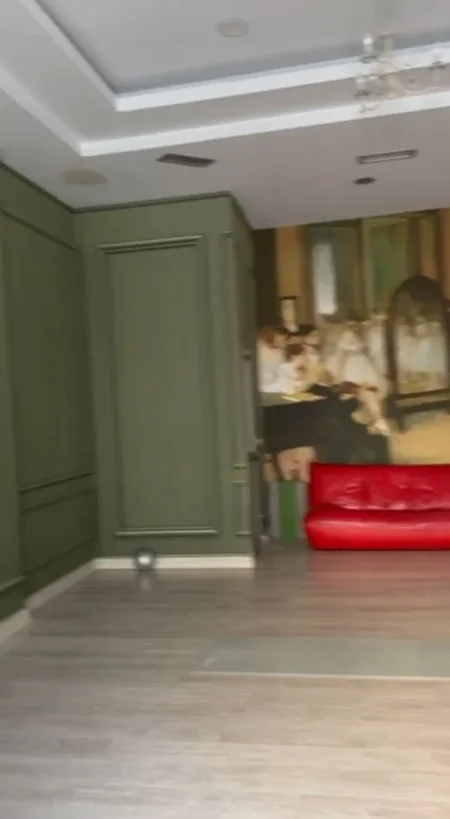 JEPET ME QERA AMBJENT 65M2 400 EURO BARRIKADA