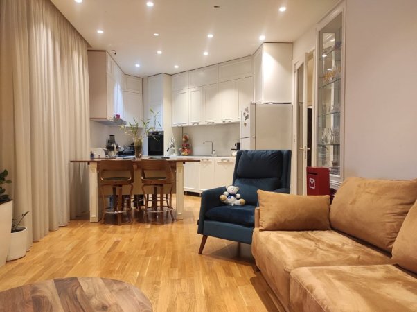 Jepet apartament 2+1+2+post parkimi me qera ne qender, 1000 Euro