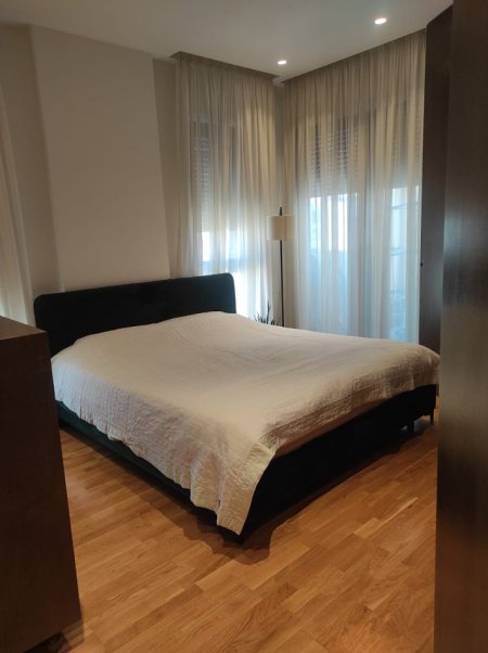 Jepet apartament 2+1+2+post parkimi me qera ne qender, 1000 Euro