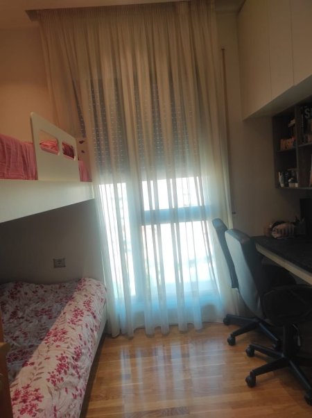 Jepet apartament 2+1+2+post parkimi me qera ne qender, 1000 Euro