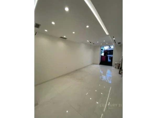 ME QIRA NJESI KOMERCIALE PRANE BULEVARDIT ZOGU I PARE