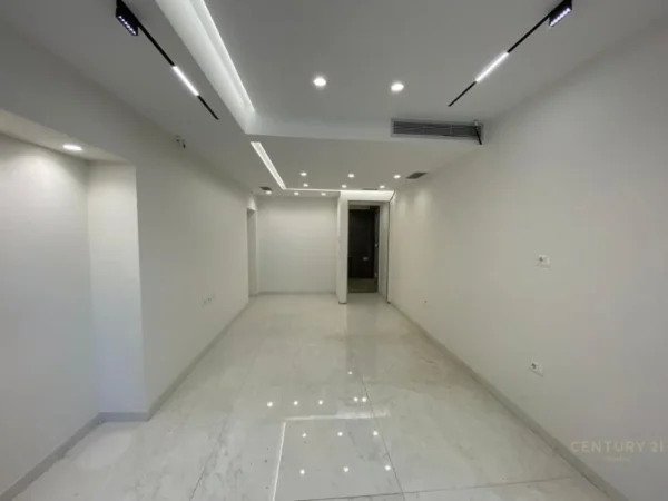 ME QIRA NJESI KOMERCIALE PRANE BULEVARDIT ZOGU I PARE