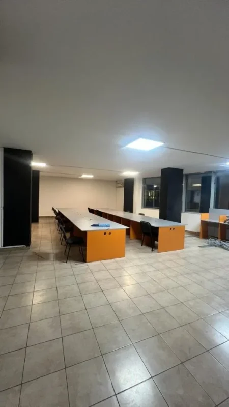 JEPET ME QERA ZYRE OPEN SPACE 400M2 2500 EURO STACIONI I TRENIT