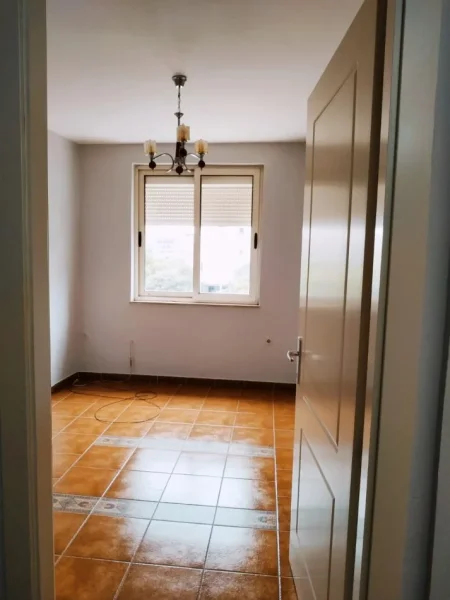 Jepet apartament me qera tek 21 Dhjetori, 450 euro. (Postim nga individ)