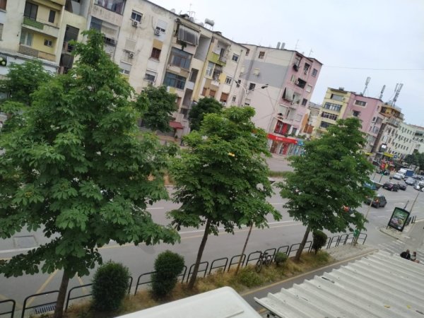 Jepet apartament me qera tek 21 Dhjetori, 450 euro. (Postim nga individ)