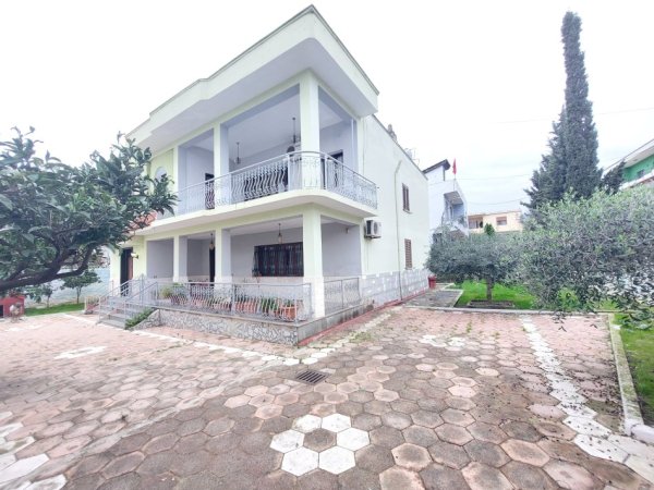 Durres, shitet Vile 5+1 Kati 2, 570 m² 260.000 Euro (Mbrapa Spitalit, Durres)