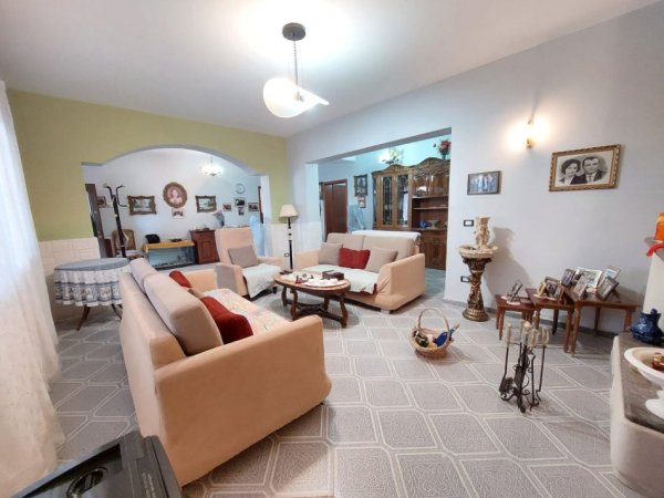 Durres, shitet Vile 5+1 Kati 2, 570 m² 260.000 Euro (Mbrapa Spitalit, Durres)