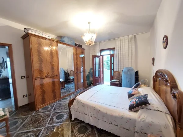 Durres, shitet Vile 5+1 Kati 2, 570 m² 250.000 Euro (Mbrapa Spitalit, Durres)