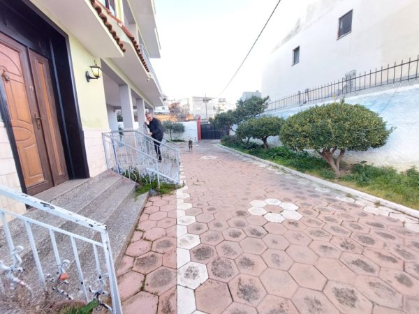 Durres, shitet Vile 5+1 Kati 2, 570 m² 260.000 Euro (Mbrapa Spitalit, Durres)