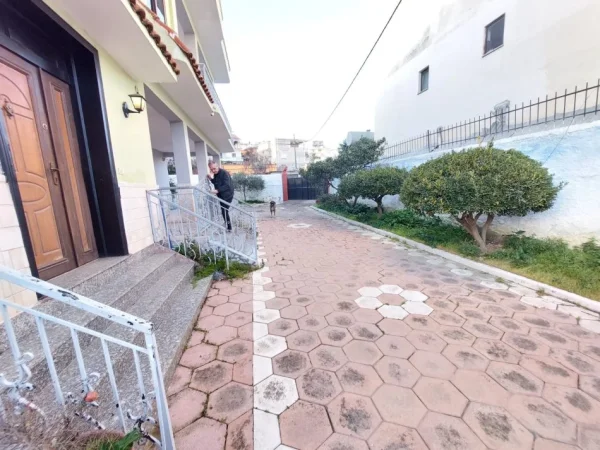 Durres, shitet Vile 5+1 Kati 2, 570 m² 250.000 Euro (Mbrapa Spitalit, Durres)