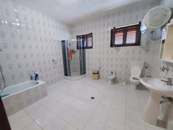 Durres, shitet Vile 5+1 Kati 2, 570 m² 260.000 Euro (Mbrapa Spitalit, Durres)