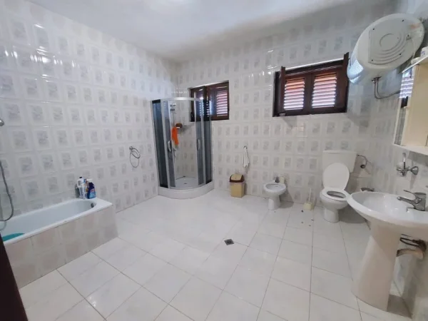 Durres, shitet Vile 5+1 Kati 2, 570 m² 250.000 Euro (Mbrapa Spitalit, Durres)