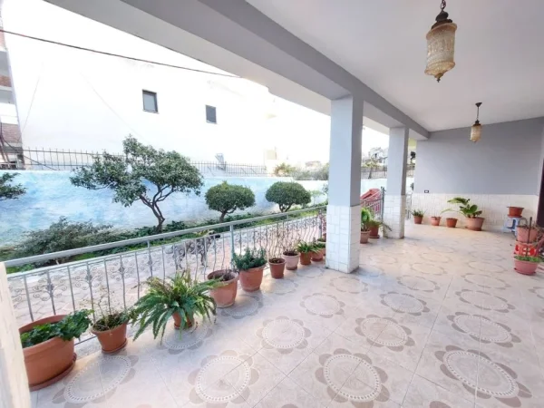 Durres, shitet Vile 5+1 Kati 2, 570 m² 250.000 Euro (Mbrapa Spitalit, Durres)