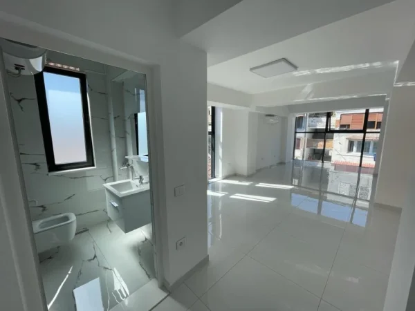 Qera, Godine 6 kate Afer spitalit Nene Tereza