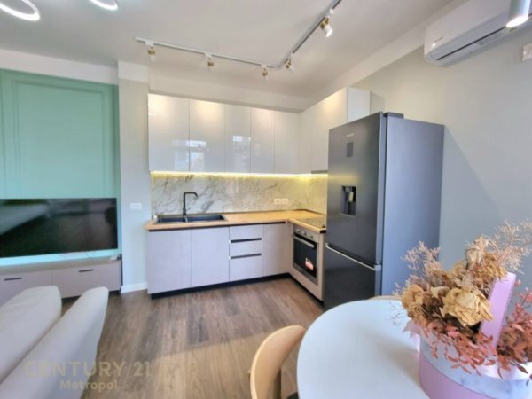 APARTAMENT LUKZOZ ME QERA 1+1 PRANE QENDRES !, 700euro