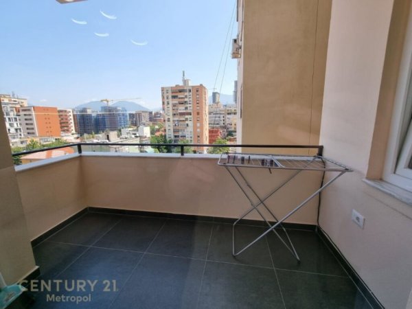 APARTAMENT LUKZOZ ME QERA 1+1 PRANE QENDRES !, 700euro