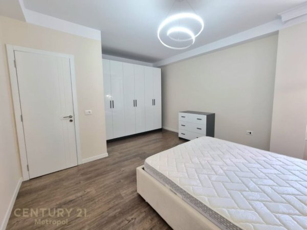 APARTAMENT LUKZOZ ME QERA 1+1 PRANE QENDRES !, 700euro