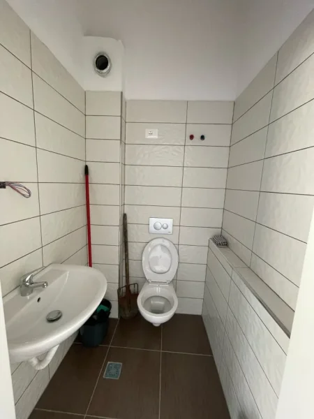 Jepet me qera dyqani me sip 75m2 ne Astir cmimi 50.000 leke