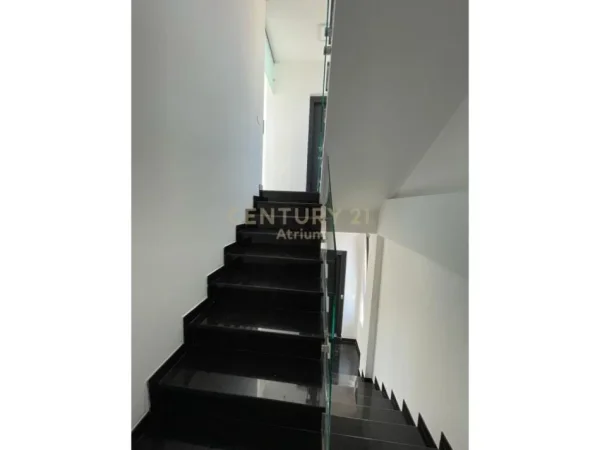 JAPIM ME QIRA GODINE MULTIFUNKSIONALE TEK SPITALI "NENE TEREZA"