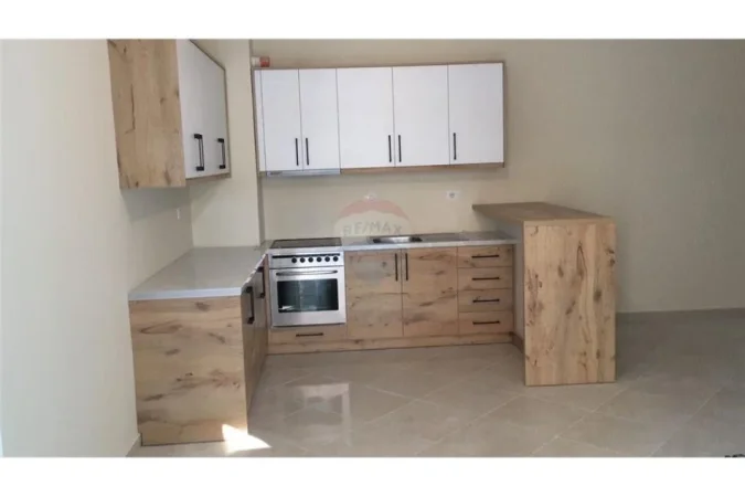 Apartament - Me Qira - Kopshti Botanik, Shqipëri
Jepet me qera apartament 2 + 1 tek kopeshti botani