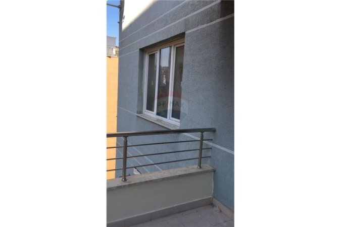 Apartament - Me Qira - Kopshti Botanik, Shqipëri
Jepet me qera apartament 2 + 1 tek kopeshti botani