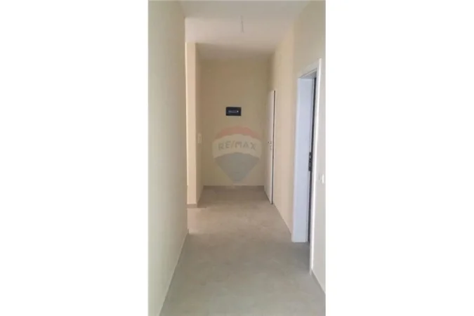 Apartament - Me Qira - Kopshti Botanik, Shqipëri
Jepet me qera apartament 2 + 1 tek kopeshti botani